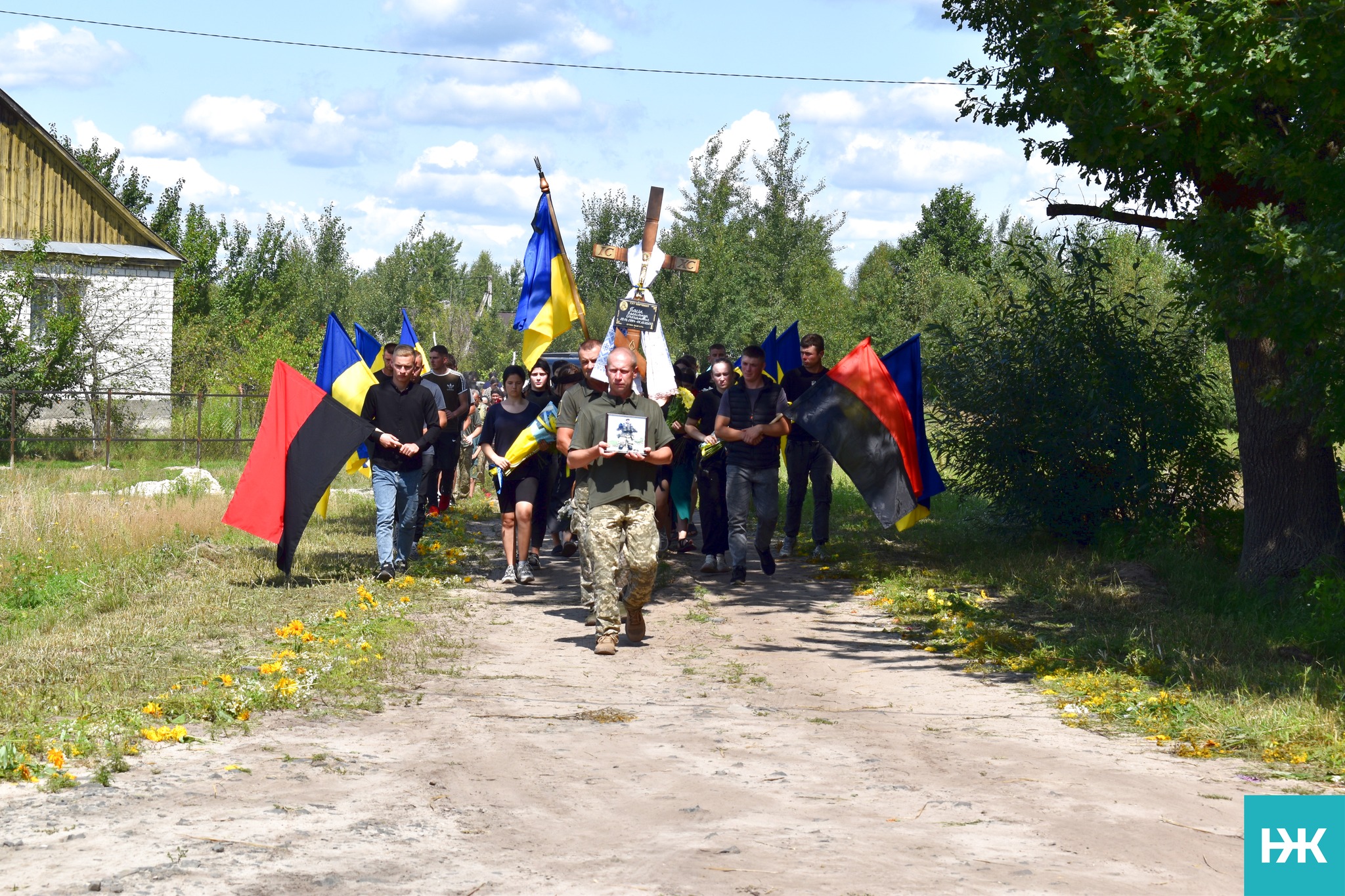 Майже два роки вважався зниклим безвісти: на Волині в останню дорогу провели Героя Олександра Пасіка