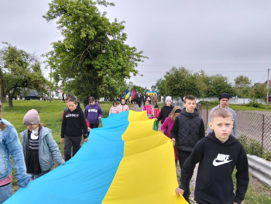 Жорстока війна залишила батьків без сина: у Луцькому районі провели в останню путь 26-річного Героя Романа Климчука