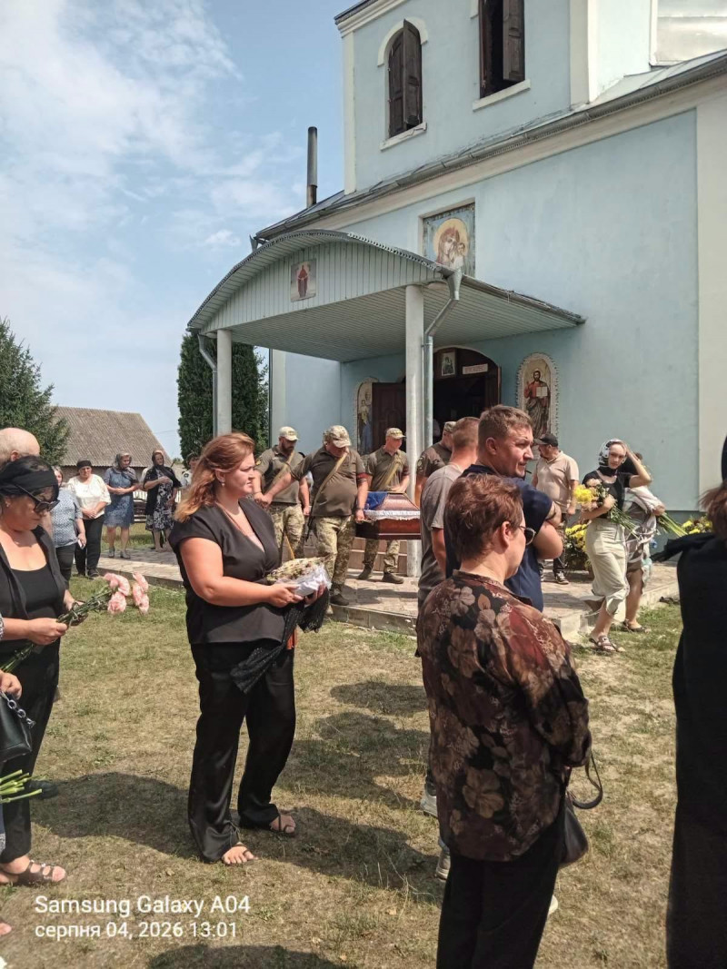 Понад два роки вважався зниклим безвісти: на Волині поховали Героя Олександра Лавренчука