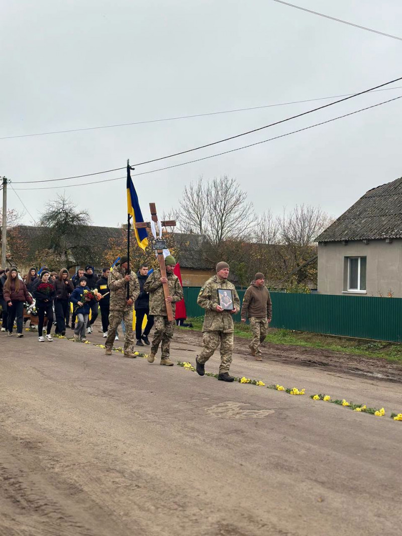 На Волині провели в останню дорогу воїна Романа Лисюка, який помер від важкого поранення