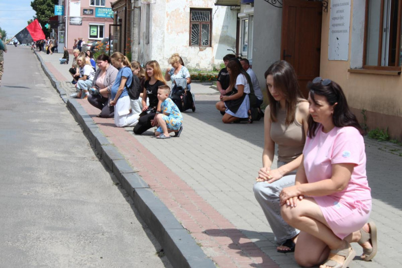 На кладовищі розділили весільний хліб: у громаді на Волині прощалися з молодим Героєм, який загинув на фронті
