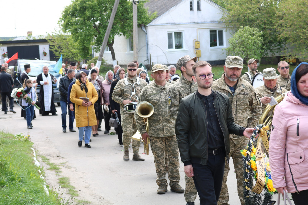 Захищав Україну з першого дня повномасштабного вторгнення: у Луцькому районі попрощалися з Героєм Леонідом Клехою