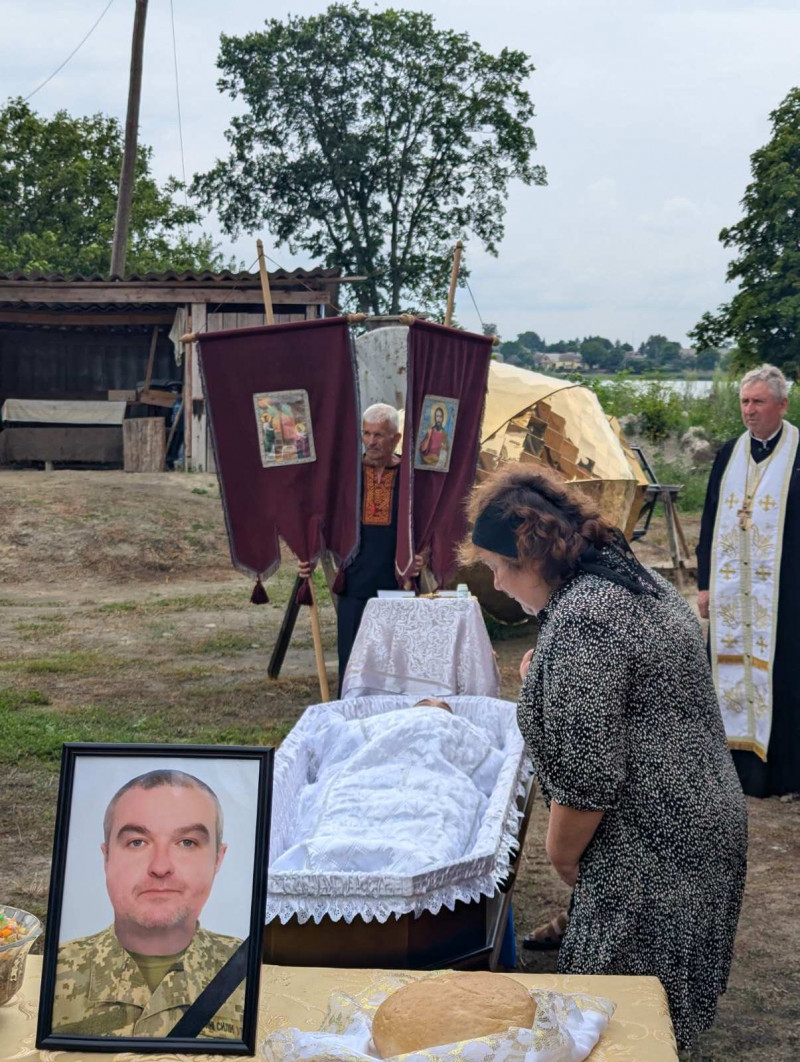 Серце не витримало пережитого на війні: на Волині попрощалися з Героєм Валерієм Вакулюком