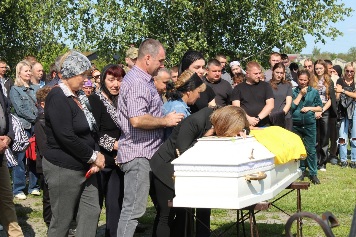 Весільний коровай, тужлива мелодія і море квітів: громада на Волині прощалася з Героєм Романом Карпюком