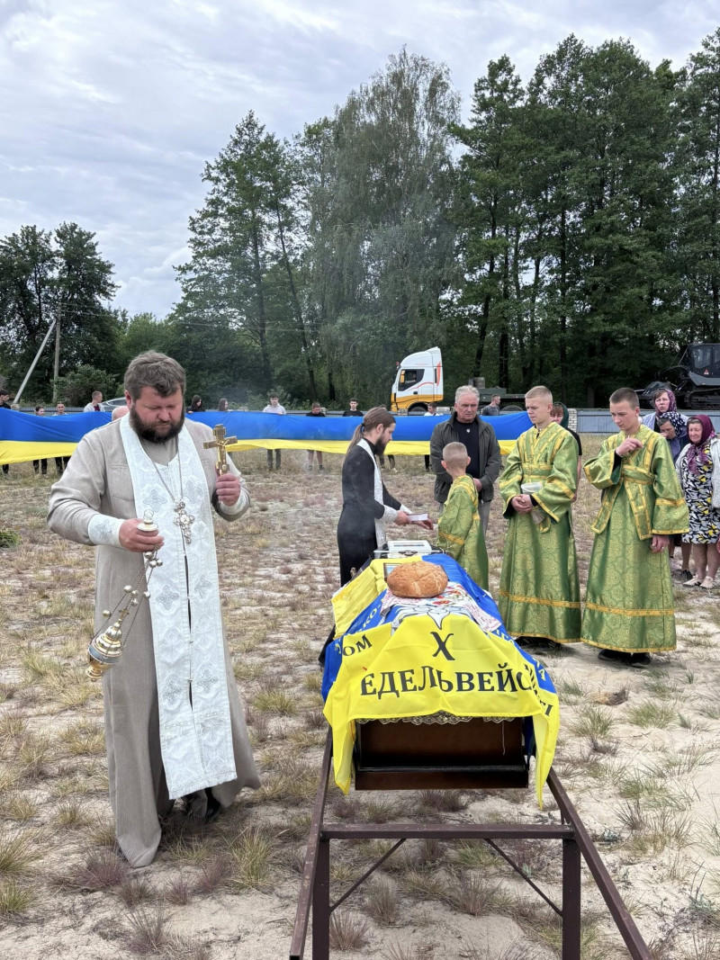 Майже два роки вважався зниклим безвісти: на Волині в останню земну дорогу провели Героя Михайла Ковальчука. Фото