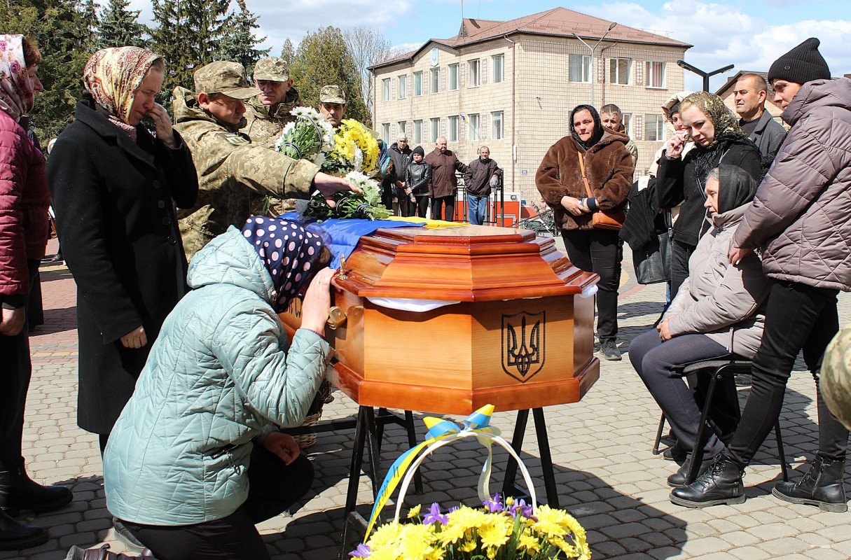 Не дочекалася дружина, не обійняла мама: волиняни попрощалися з полеглим Героєм Дмитром Демчуком