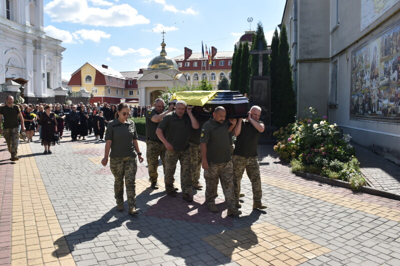 Загинув поблизу Краматарська: у Луцьку попрощалися із Героєм Володимиром Чернишем