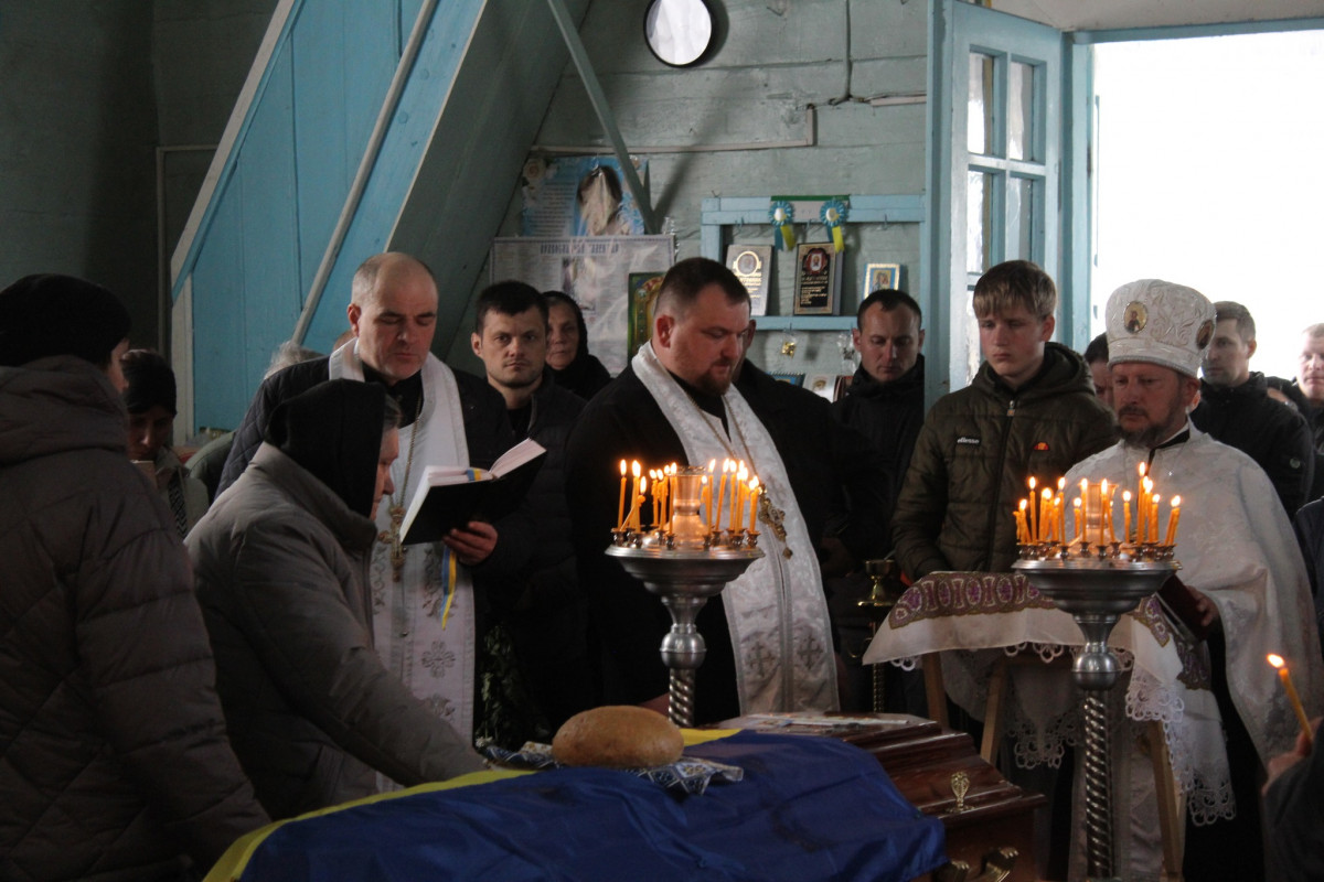 Не дочекалася дружина, не обійняла мама: волиняни попрощалися з полеглим Героєм Дмитром Демчуком