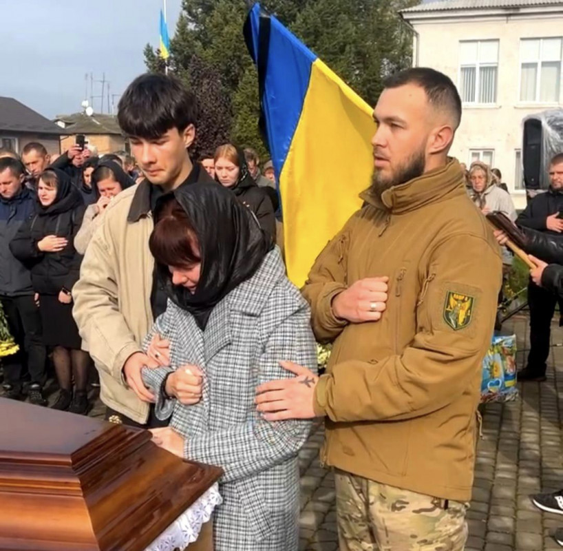 Син служить у війську: на Волині попрощались із Героєм Віктором Яручиком