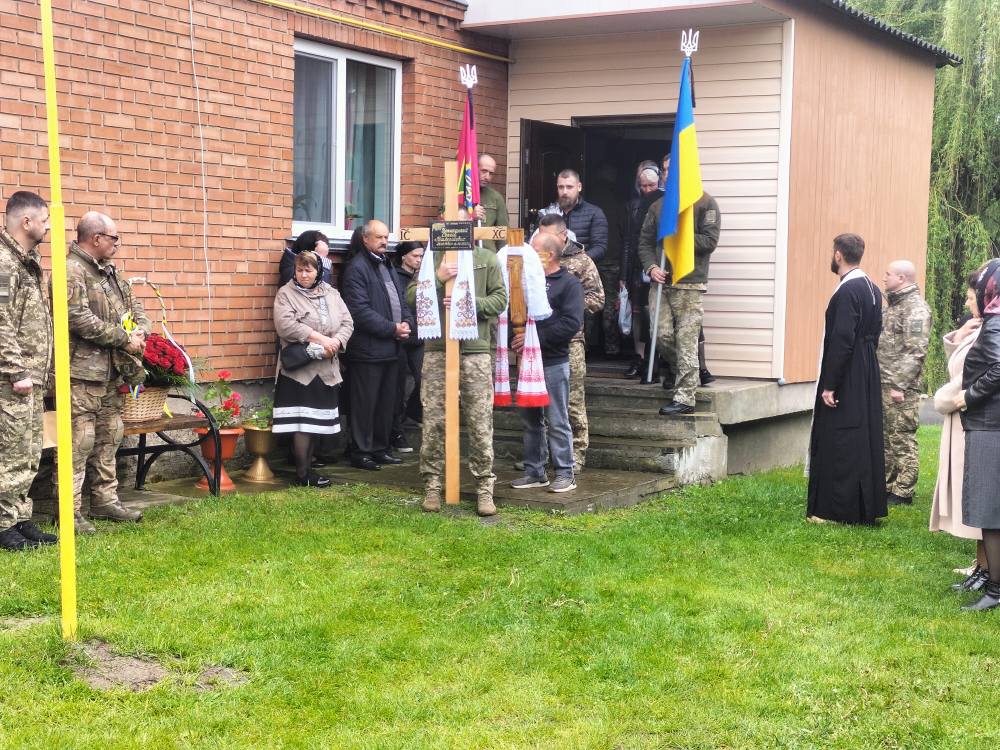 Весільний коровай розділили на кладовищі: на Волині попрощалися з молодими Героєм Сергієм Уляницьким