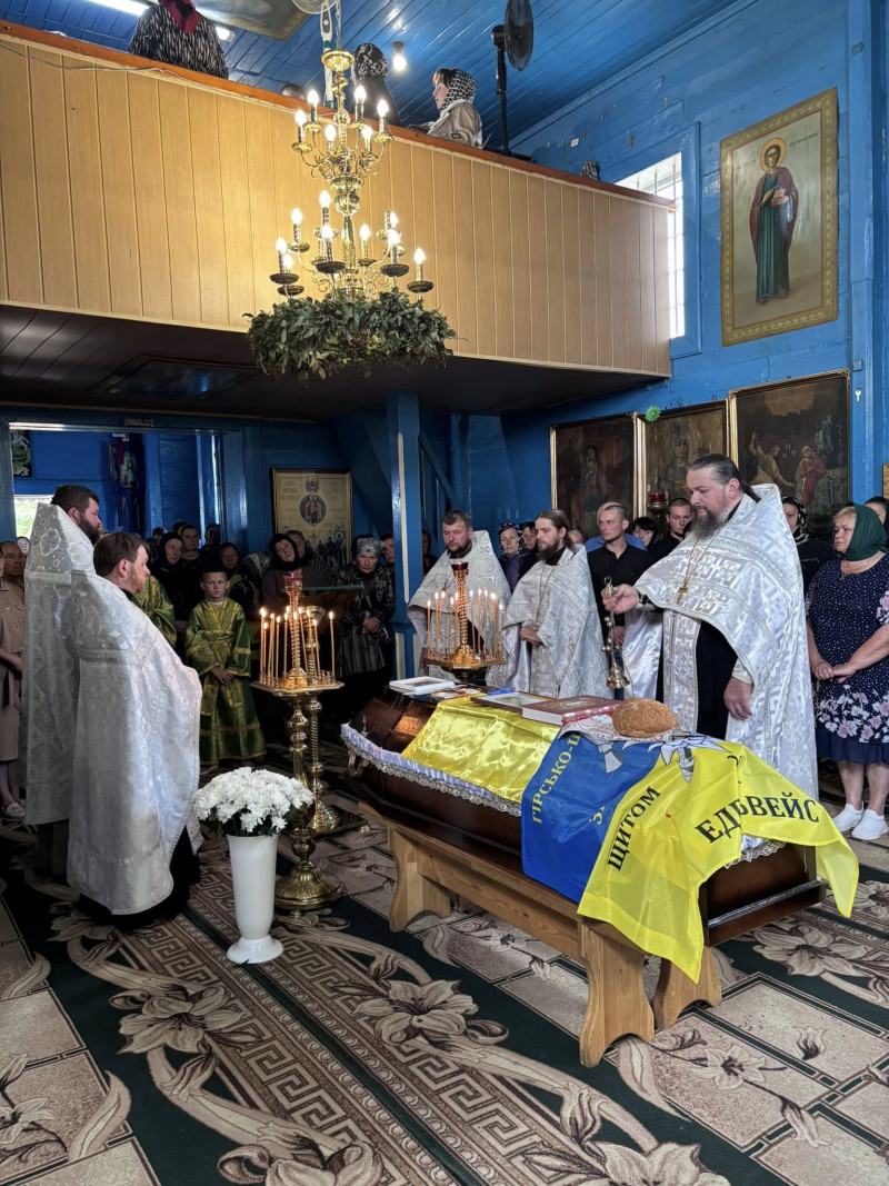 Майже два роки вважався зниклим безвісти: на Волині в останню земну дорогу провели Героя Михайла Ковальчука. Фото