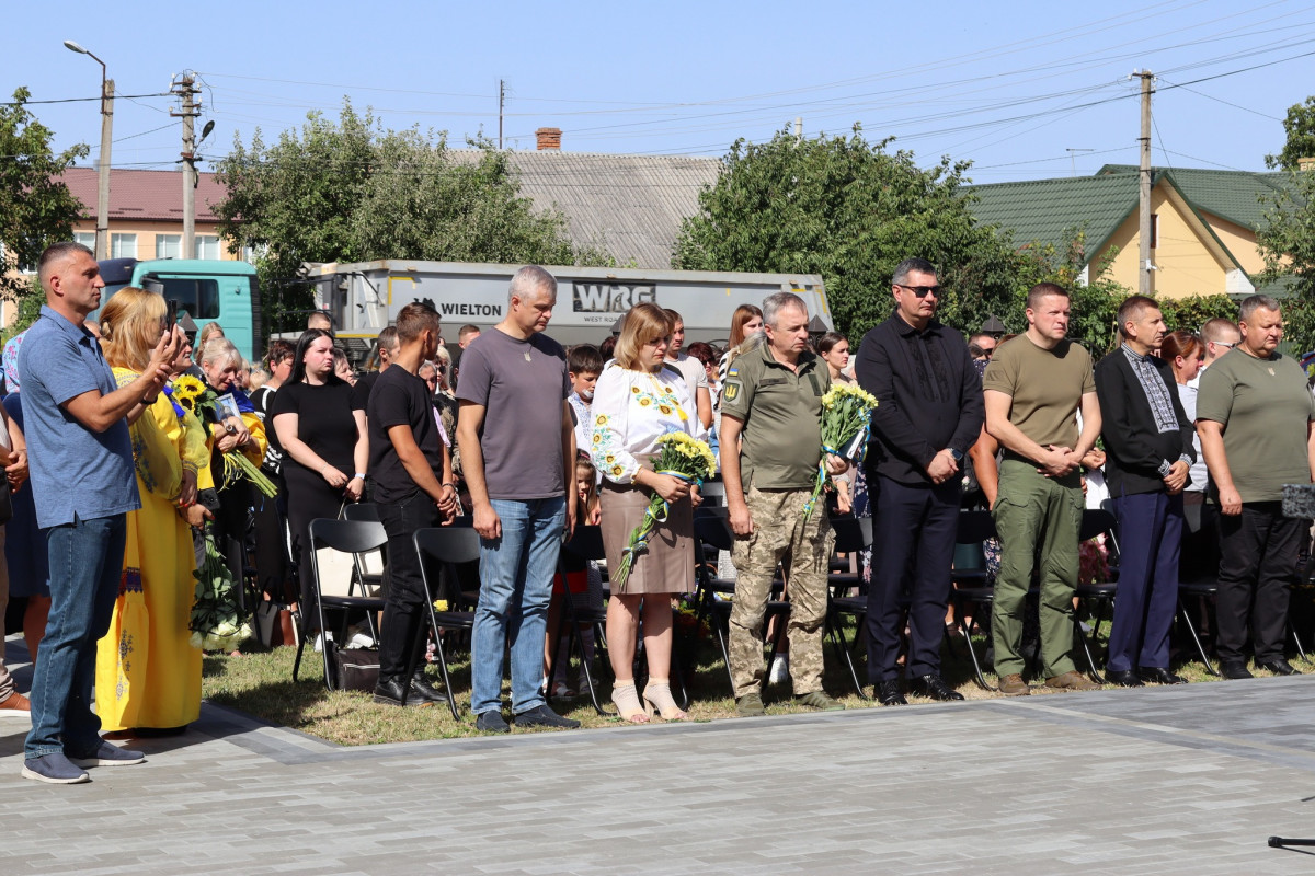 «Герої не вмирають»: у громаді на Волині відкрили Меморіал воїнам
