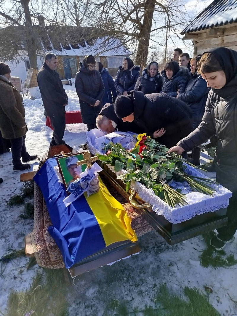 До останнього боровся за життя після важкого поранення: на Волині попрощалися із Героєм, батьком чотирьох синів Олегом Гринюком