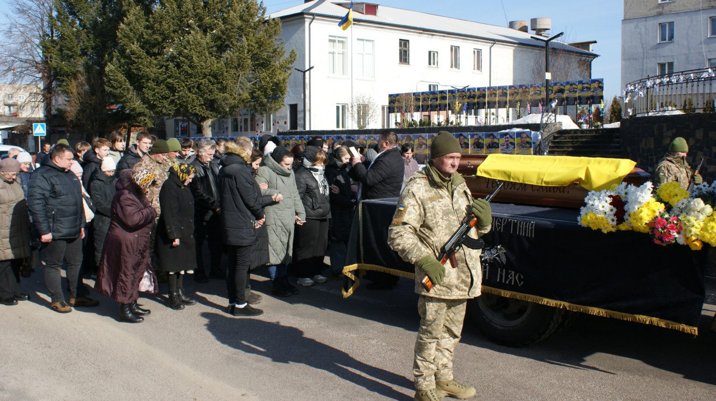 Навколішки і зі сльозами: волиняни попрощалися з Героєм Володимиром Гродським