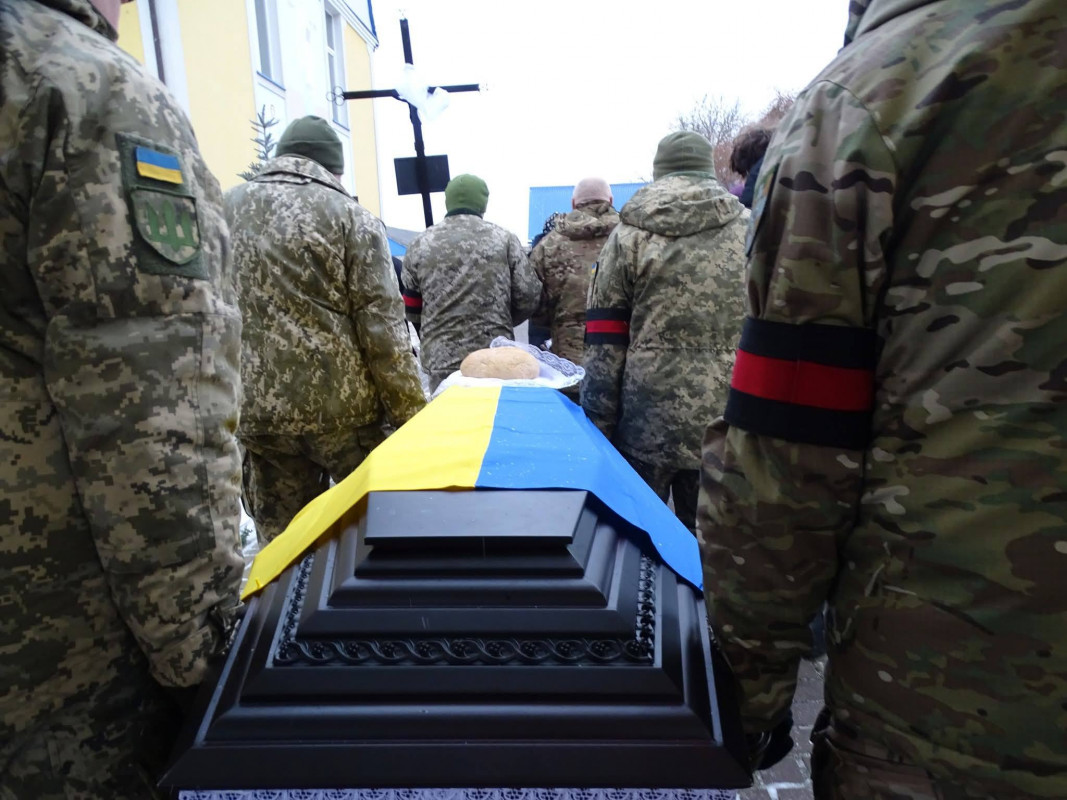 Повернувся додому «на щиті»: волиняни провели на вічний спочинок полеглого капітана Олександра Євтушка