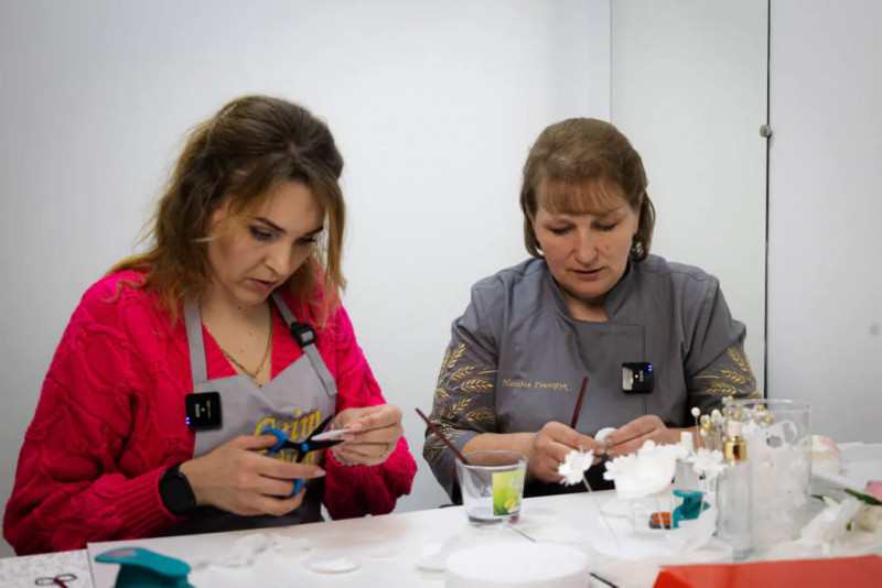 Як зробити вишукані квіти для паски своїми руками: майстриня з Волині ділиться секретами
