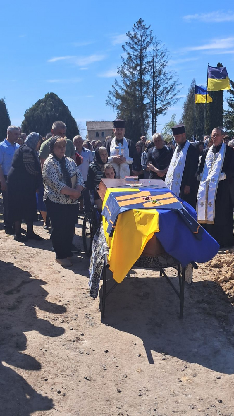 Понад 2 роки вважався зниклим безвісти: на Волині поховали Героя Володимира Кожевнікова