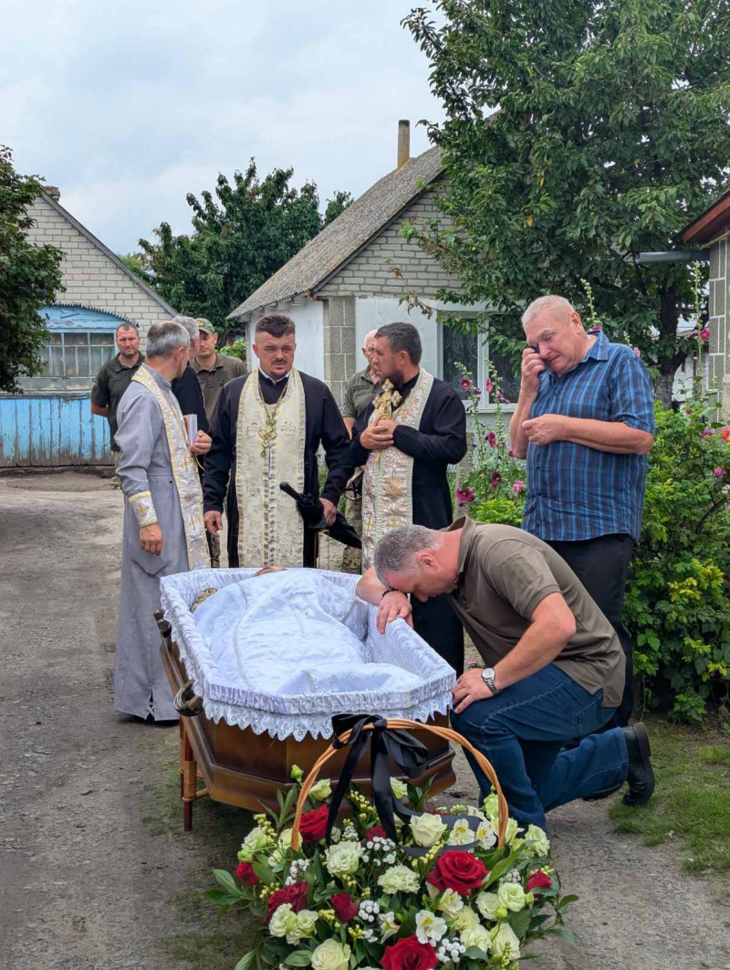 Серце не витримало пережитого на війні: на Волині попрощалися з Героєм Валерієм Вакулюком