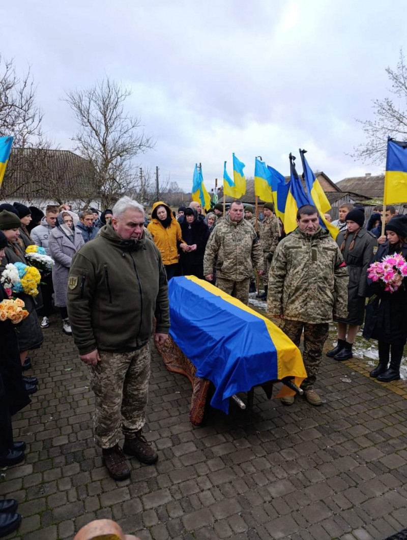 Без чоловіка залишилася дружина і двоє маленьких дітей: на Волині попрощалися із загиблим Героєм Дем’яном Клейзуном