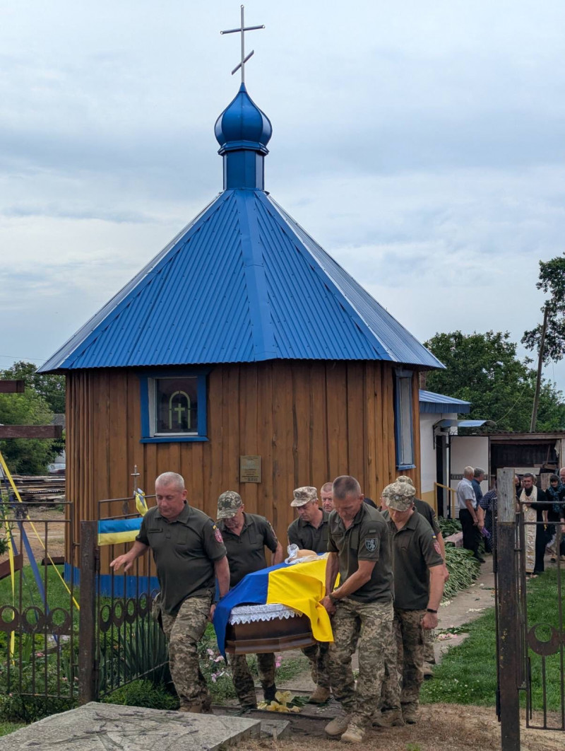 Серце не витримало пережитого на війні: на Волині попрощалися з Героєм Валерієм Вакулюком