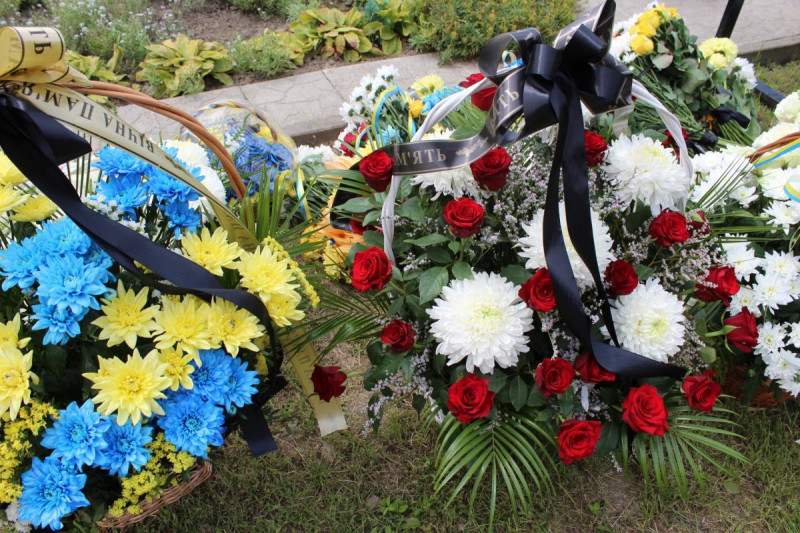 На кладовищі розділили весільний хліб: у громаді на Волині прощалися з молодим Героєм, який загинув на фронті