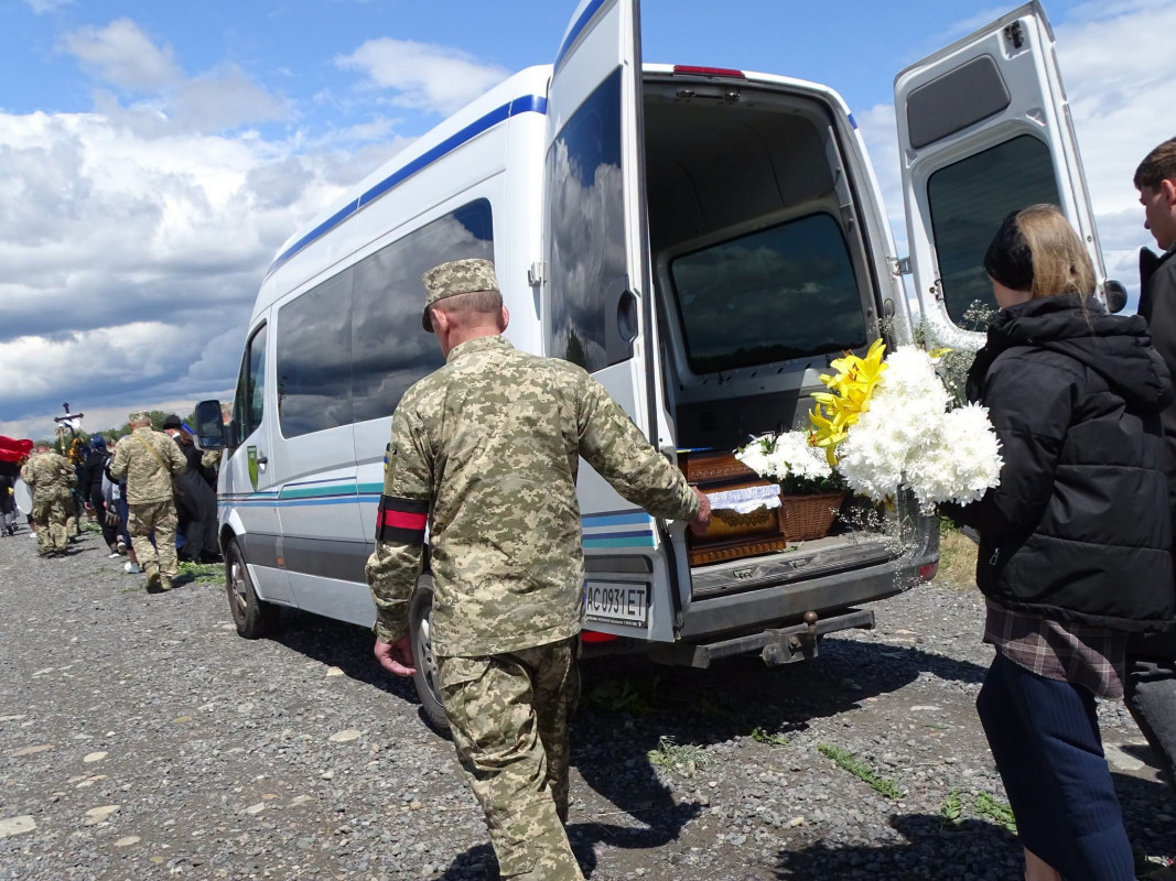 Через майже два роки після загибелі на Волині поховали Героя Валерія Кікавського