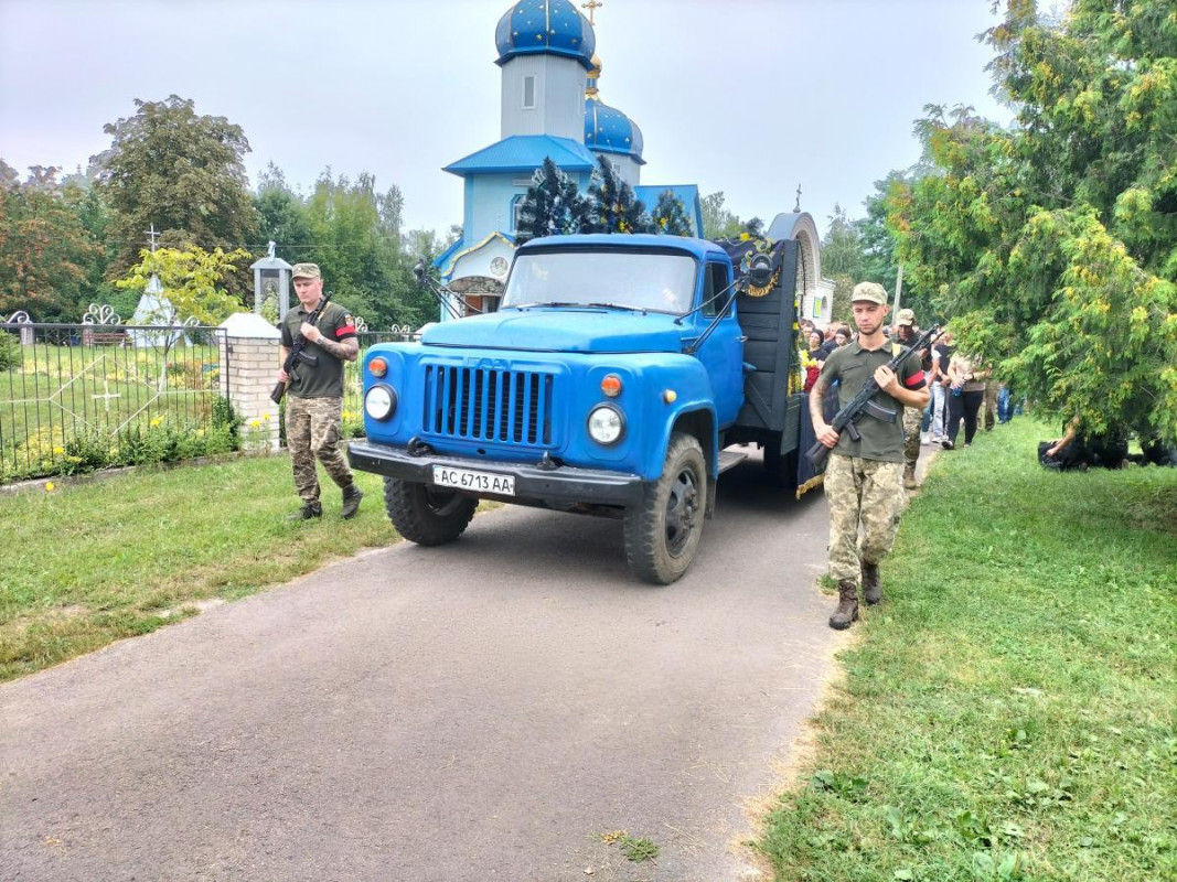 У Рожищі в останню земну дорогу провели захисника України Андрія Кобача