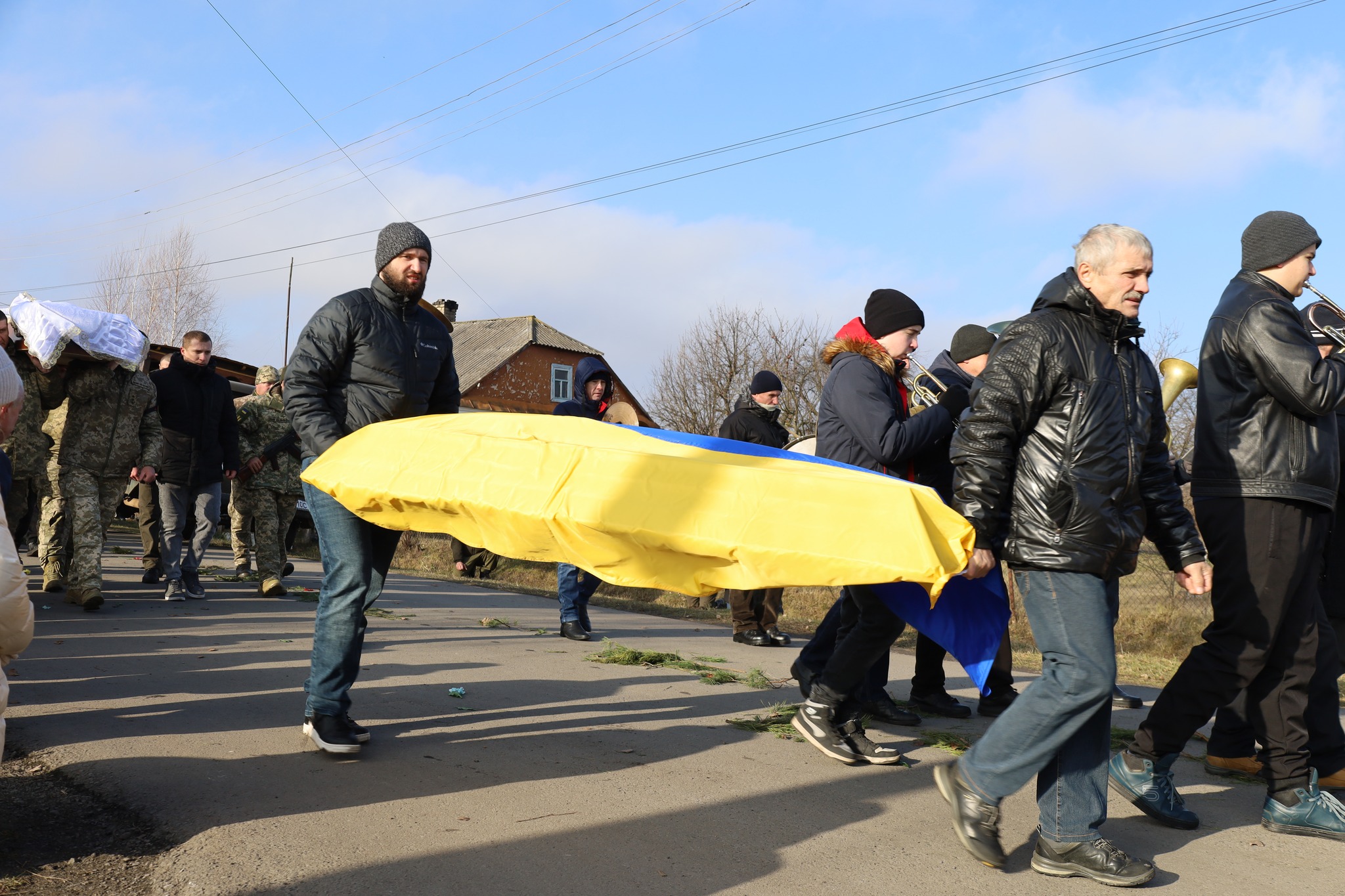 Серце важкопораненого бійця зупинилося після тривалого лікування: на Волині попрощалися з Героєм Русланом Світачем