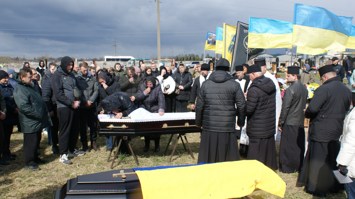 Пережив пекло війни, але загинув у ДТП: на Волині попрощалися із 31-річним воїном Вадимом Стадніком