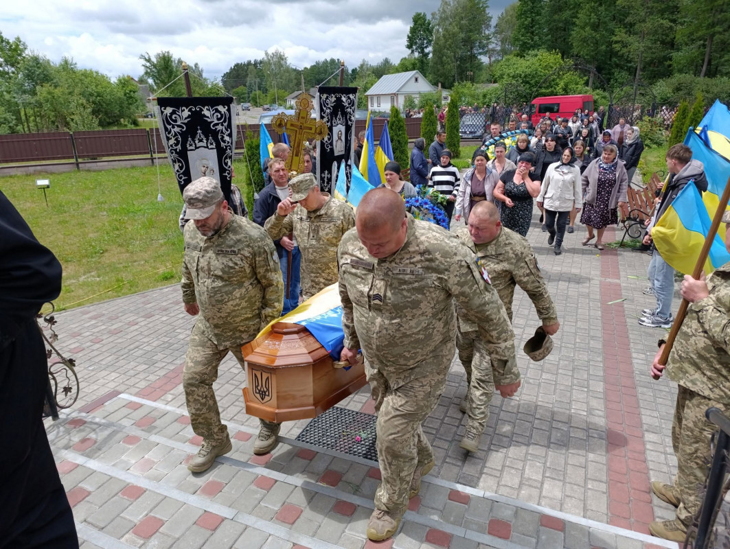 Майже 2 роки рідні жили вірою та надією: на Волині поховали Героя Володимира Віннічука, який довгий час вважався зниклим безвісти