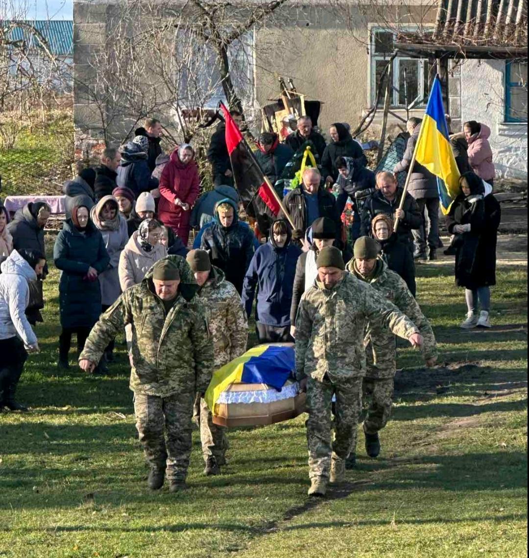 «Без підтримки залишилася дружина, без батьківської поради - донька»: волиняни попрощалися з Героєм Олександром Ладчуком