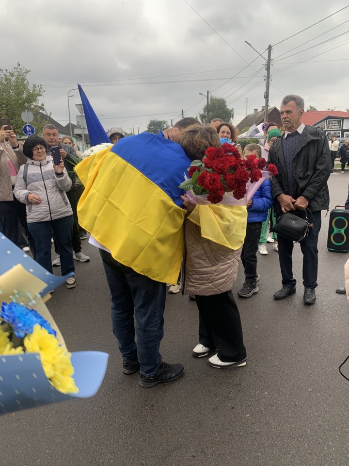 Вперше за понад 3,5 роки ступив на рідну землю: додому повернувся звільнений з полону волинянин Андрій Ховхун
