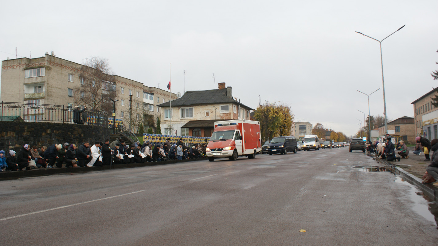 «Встелили всі села квітами, а хлопчика мого немає…»: у громаді на Волині провели в останню дорогу Героя Миколу Загоровця