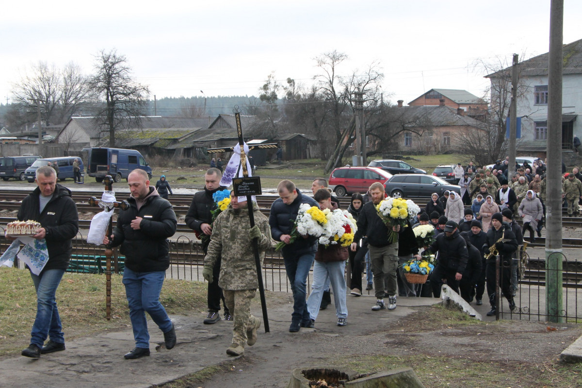 Йому навіки 25 років: на Волині всім селом прощалися з молодим Героєм Богданом Борисюком