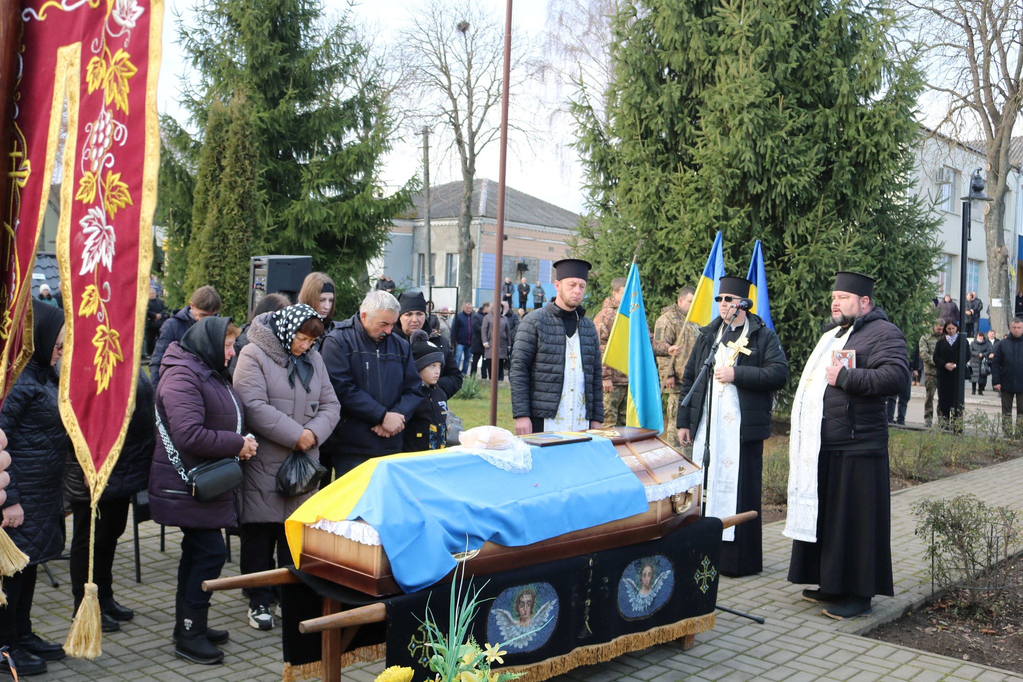 Понад рік вважався безвісти зниклим: у Луцькому районі поховали Героя Василя Цвілюка