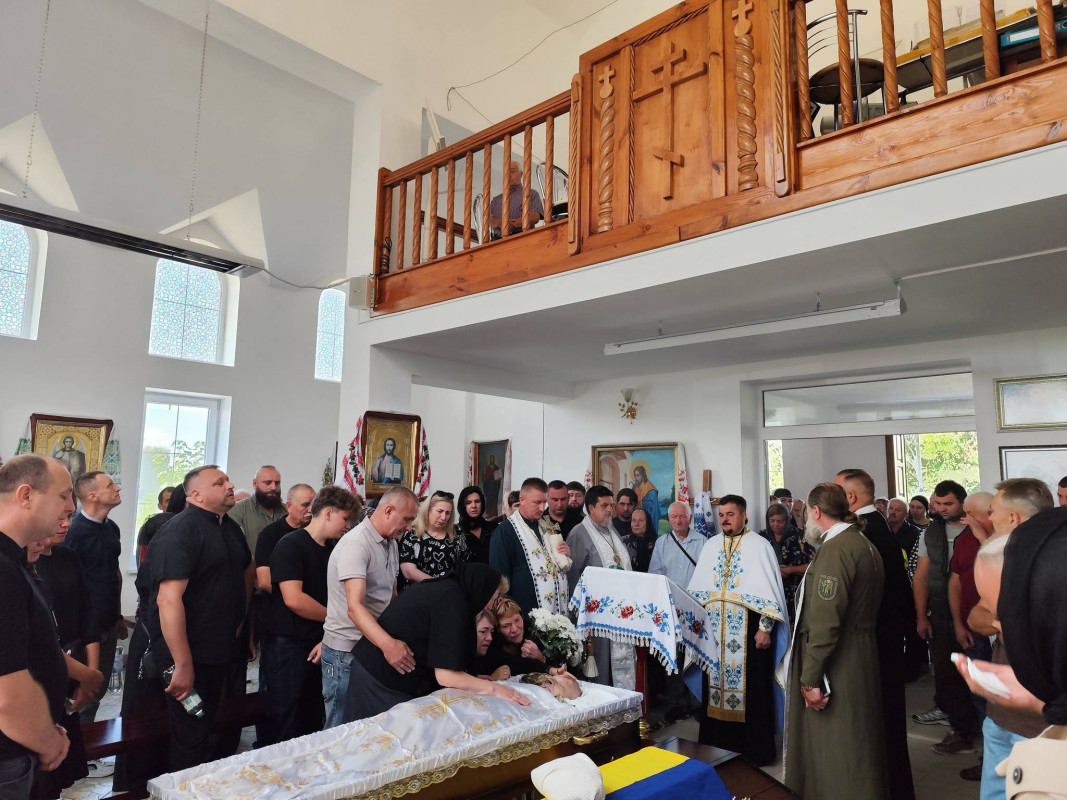 На Волині попрощалися із 40-річним воїном Олександром Вахнованом, який загинув у ДТП