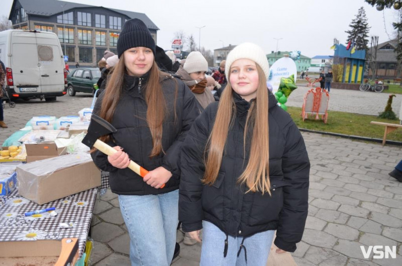 У місті на Волині на благодійному ярмарку зібрали майже 120 тисяч гривень для ЗСУ. Фоторепортаж