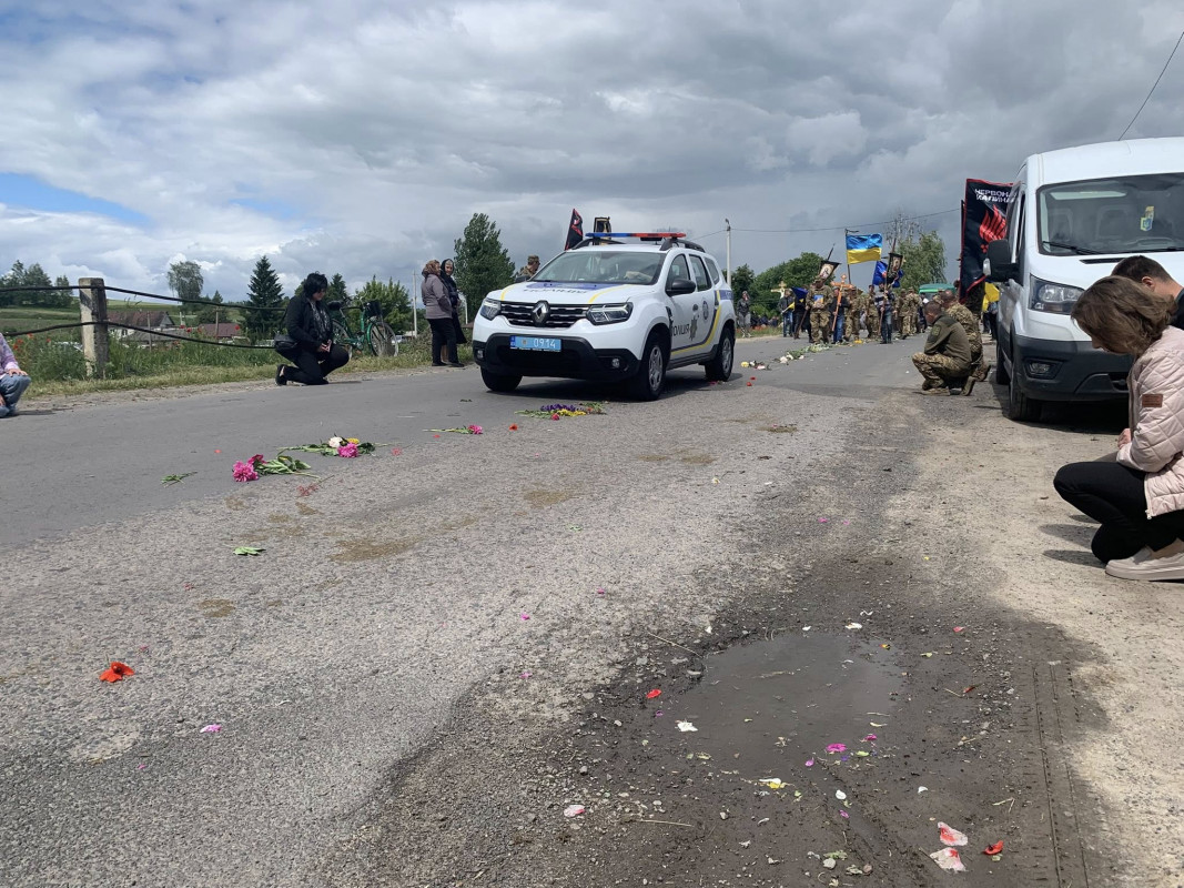 Віддав життя за Україну: на Волині провели в останню дорогу воїна Юрія Ростанюка