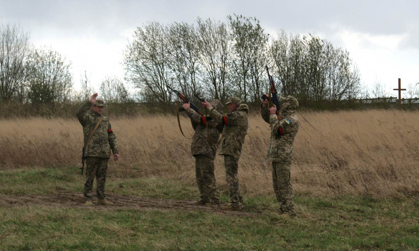 Пережив пекло війни, але загинув у ДТП: на Волині попрощалися із 31-річним воїном Вадимом Стадніком