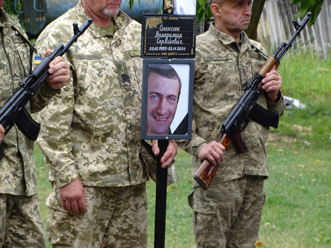 Ідентифікований за результатами тесту-ДНК: на Волині поховали Героя Володимира Олексюка