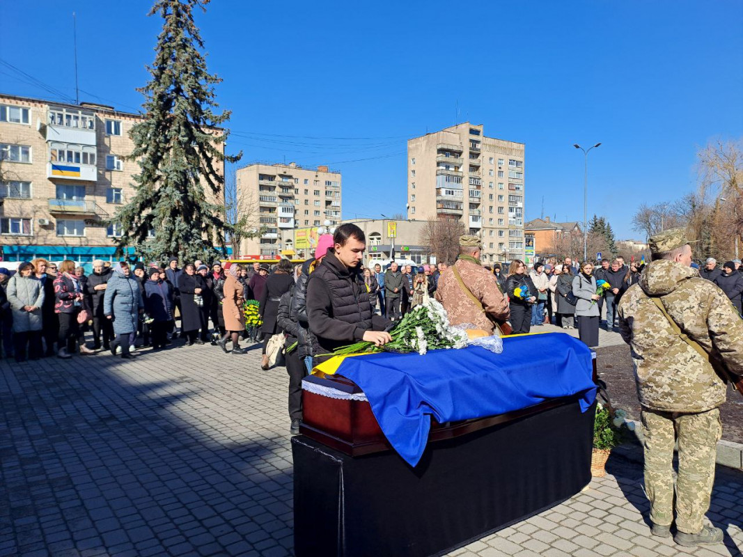 Мав приїхати у відпустку, а повернувся навіки «на щиті»: на Волині попрощалися з Героєм Олександром Маслом