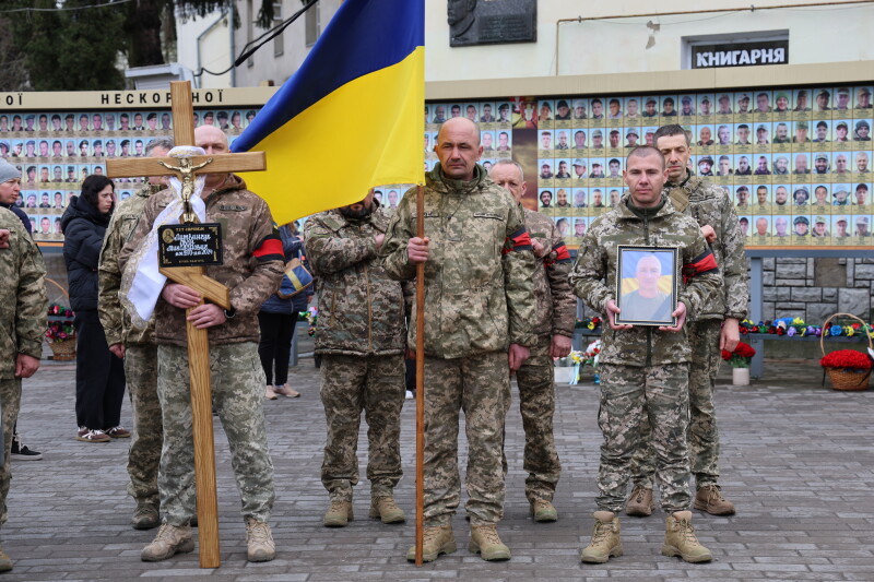 Загинув півтора року тому: у Луцьку попрощалися із воїном Іваном Литвинчуком
