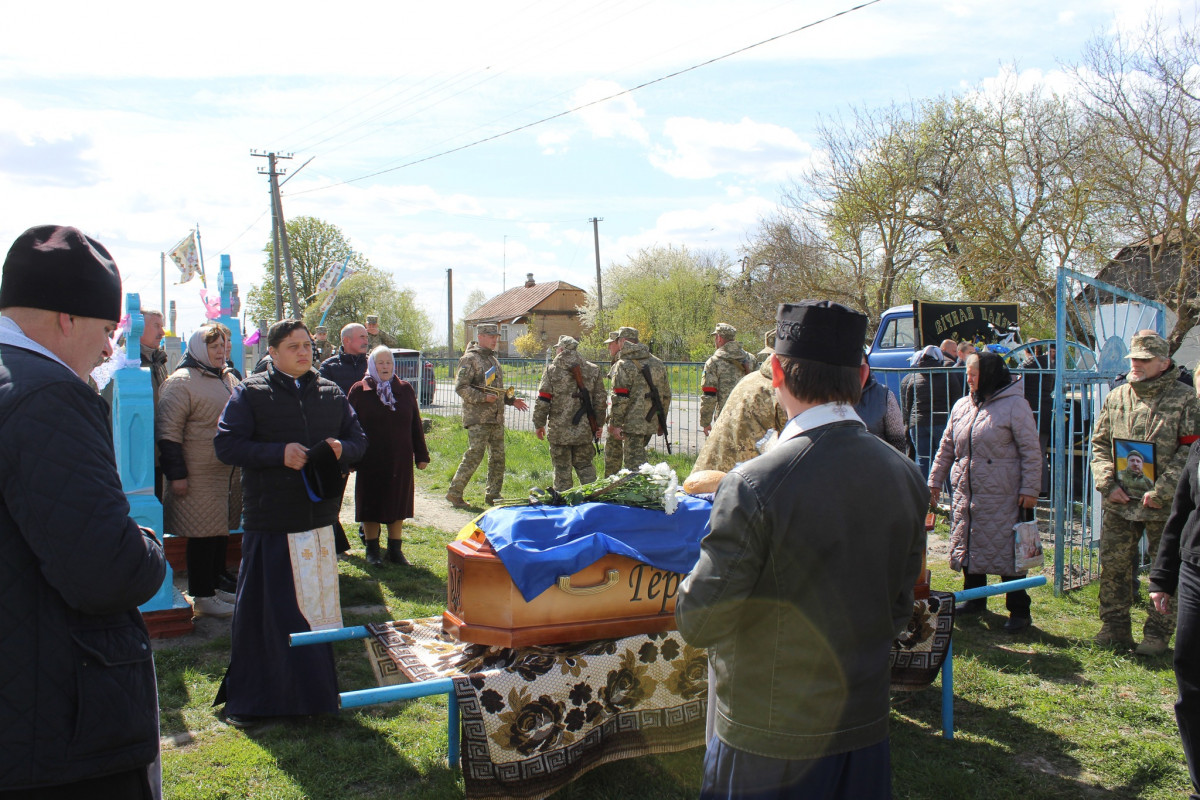 Не дочекалася дружина, не обійняла мама: волиняни попрощалися з полеглим Героєм Дмитром Демчуком