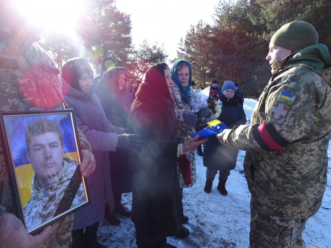 Загинув майже пів року тому: на Волині в останню земну дорогу провели Захисника України Павла Фіщука