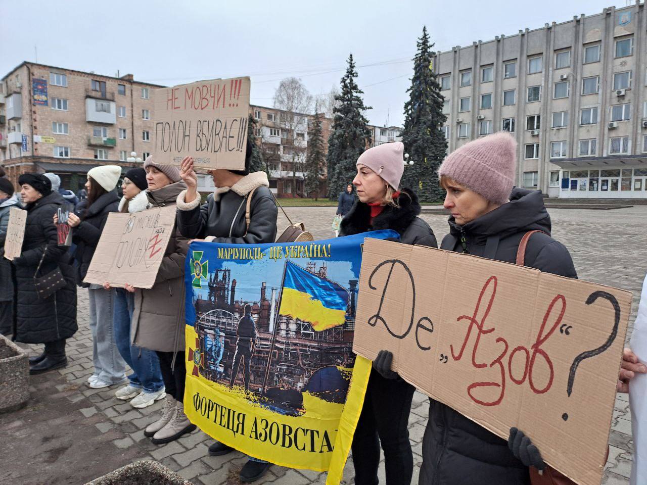 «Не мовчи! Полон вбиває»: на Волині пройшла акція підтримки полонених бійців полку «Азов»