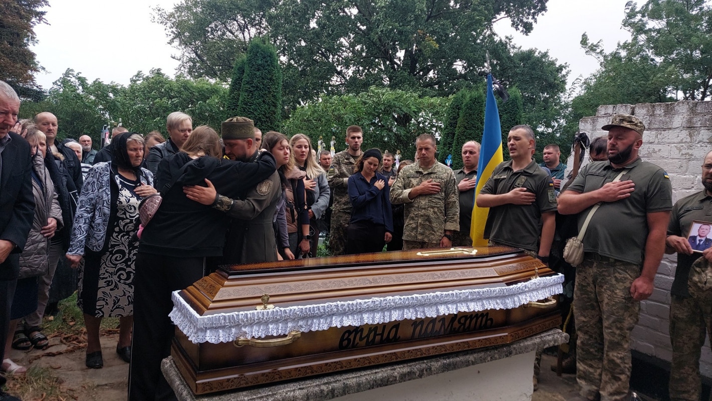 Три місяці боротьби за життя: на Волині провели в останню дорогу захисника Олександра Гуля