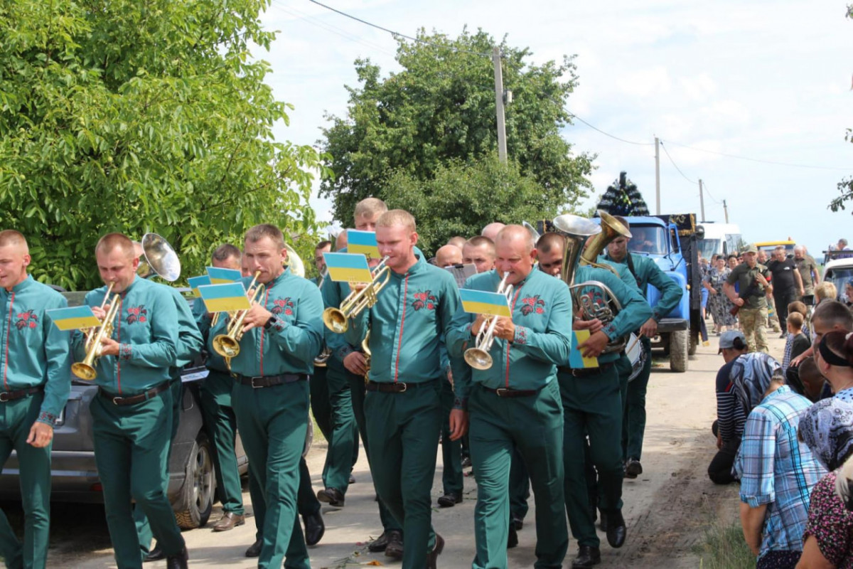 Весільний коровай - у траурній процесії: на Волині попрощалися з Героєм Віктором Бурковським