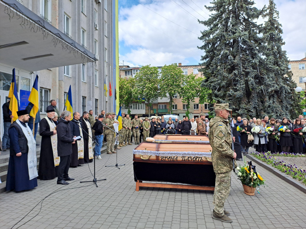 «Тато – моя душа, яку з мене вирвали»: на Волині в один день попрощалися з двома Героями - Максимом Плотніковим та Русланом Фатхудіновим
