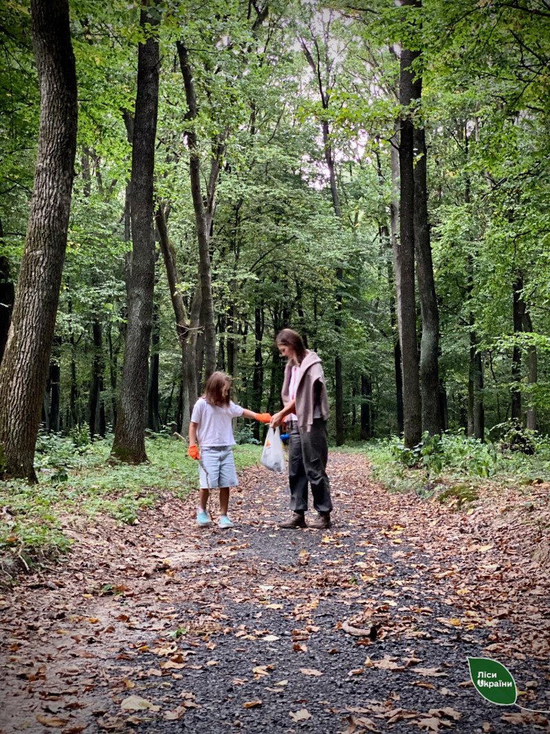 «Як можна засмічувати такі гарні місця?» - лучанка з донькою щодня прибирають у лісі біля міста
