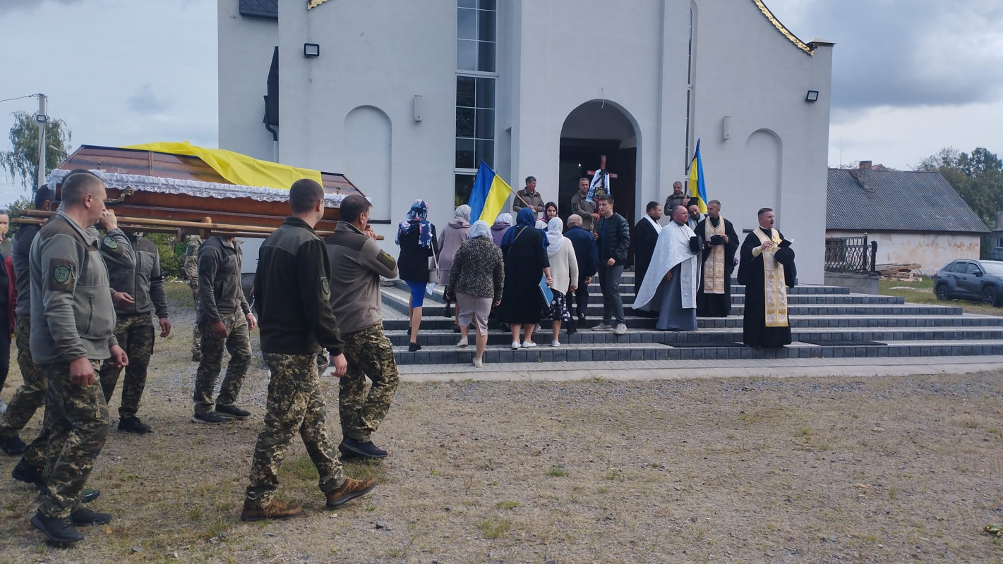 Чорний день у громаді: на Волині все село прийшло на поховання Героя Валерія Зубчика